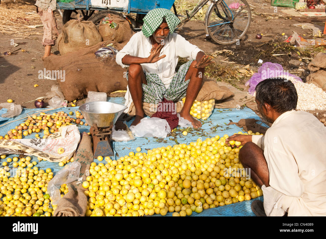 Ein Obst-Händler Schnäppchen mit einem Käufer in Indien Stockfoto