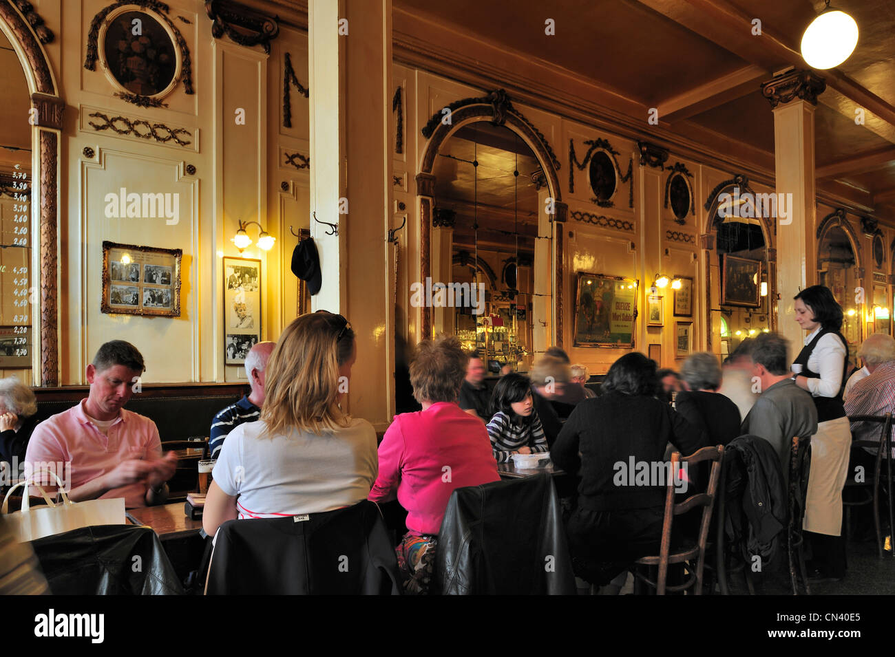 Café-Brasserie à la Mort Subite, berühmten Pub im Stil der Belle Epoque dienen Geuze und Kriek Bier in Brüssel, Belgien Stockfoto