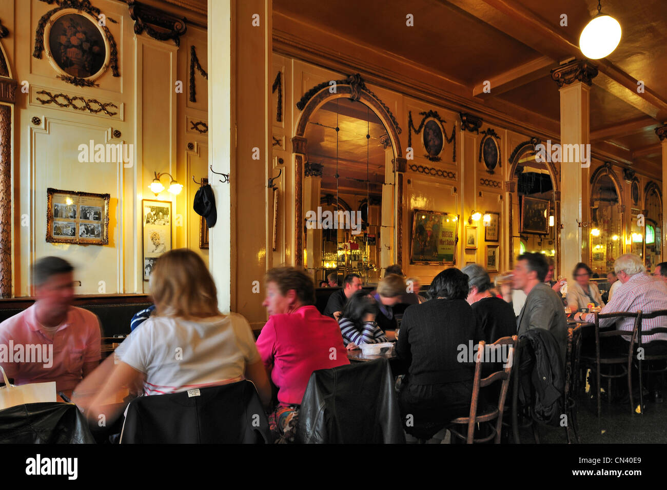 Café-Brasserie à la Mort Subite, berühmten Pub im Stil der Belle Epoque dienen Geuze und Kriek Bier in Brüssel, Belgien Stockfoto