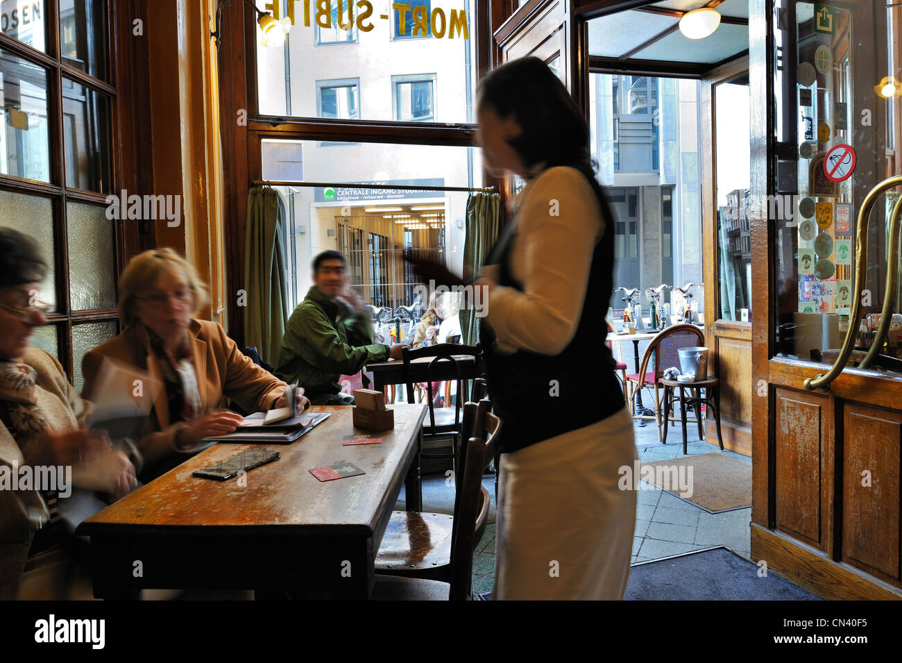 Kellnerin, die Reihenfolge der zwei ältere Frauen in der Café-Brasserie à la Mort Subite, Pub im Stil der Belle Epoque, Brüssel, Belgien Stockfoto