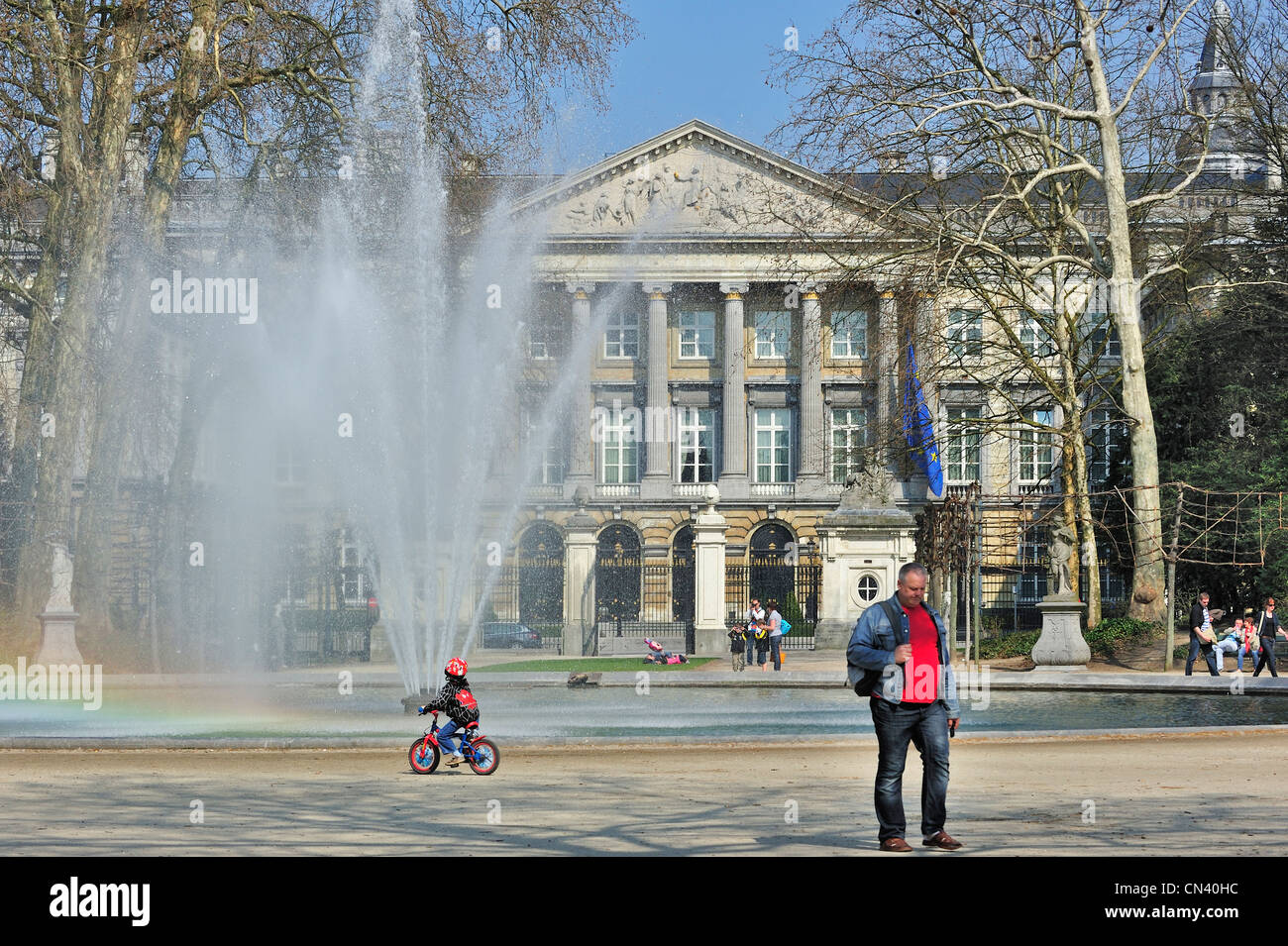 Brunnen im Brüsseler Park / Parc de Bruxelles / Tag und belgisches Bundesparlament, Brüssel, Belgien Stockfoto