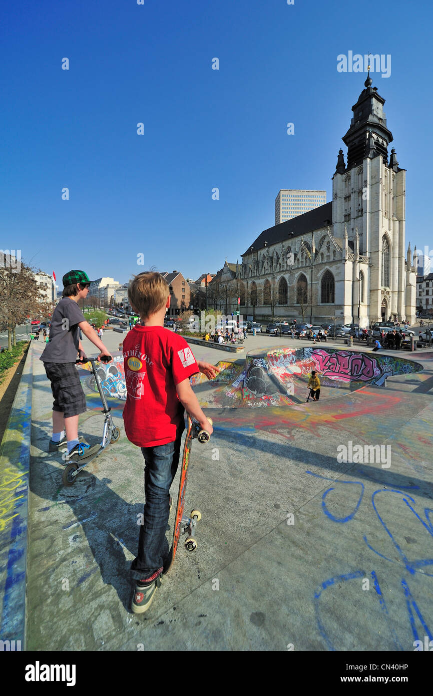 Skatepark und die Kapellekerk / Église De La Chapelle, Kirche inmitten der Marolles / Marollen Bezirk von Brüssel, Belgien Stockfoto