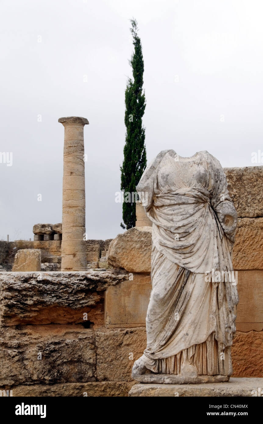 Cyrene. Libyen. Blick in die kreisförmigen Heiligtum der Demeter und Kore einer der Marmor Figuren, die die Gottheiten darstellen und Stockfoto