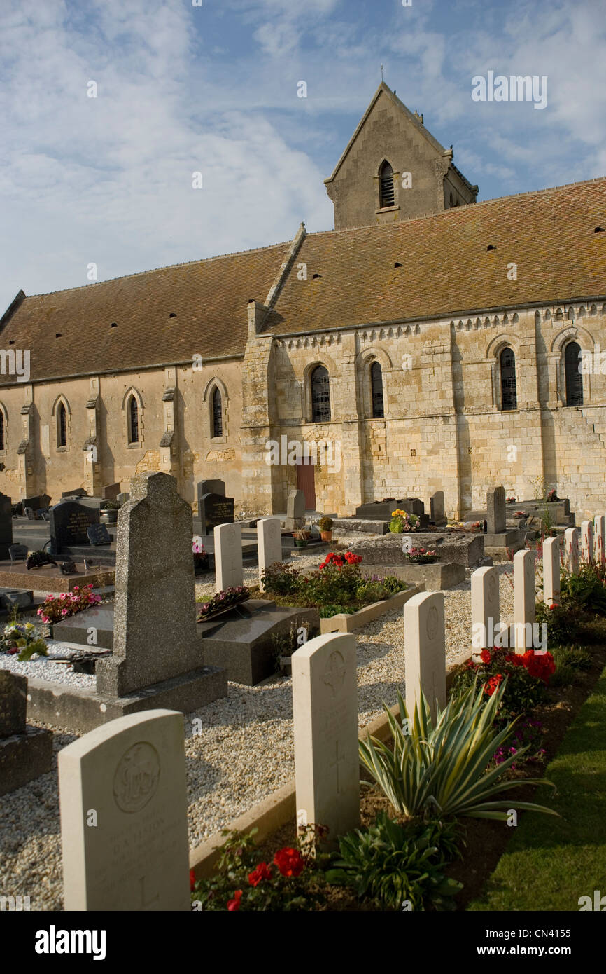 Gräber der britischen Fallschirmjäger am D-Day 6. Juni 1944 im Batterie-Kirche in Normandie Frankreich getöteten Stockfoto