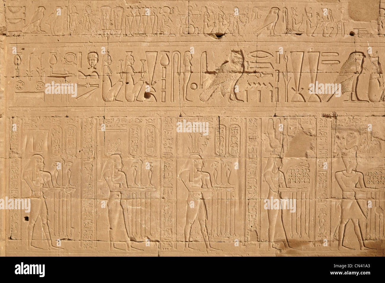 Ägypten - Edfu Tempel des Horus, Relief an der Wand im Inneren des Horus-Tempels Stockfoto