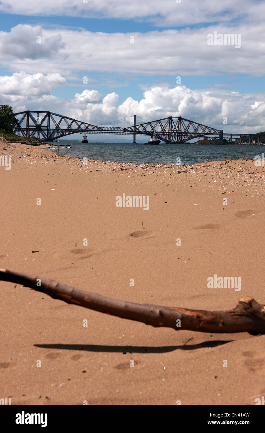 Forth Rail Bridge mit der Forth Road Bridge dahinter aus einem nahe gelegenen Strand außerhalb South Queensferry Stockfoto