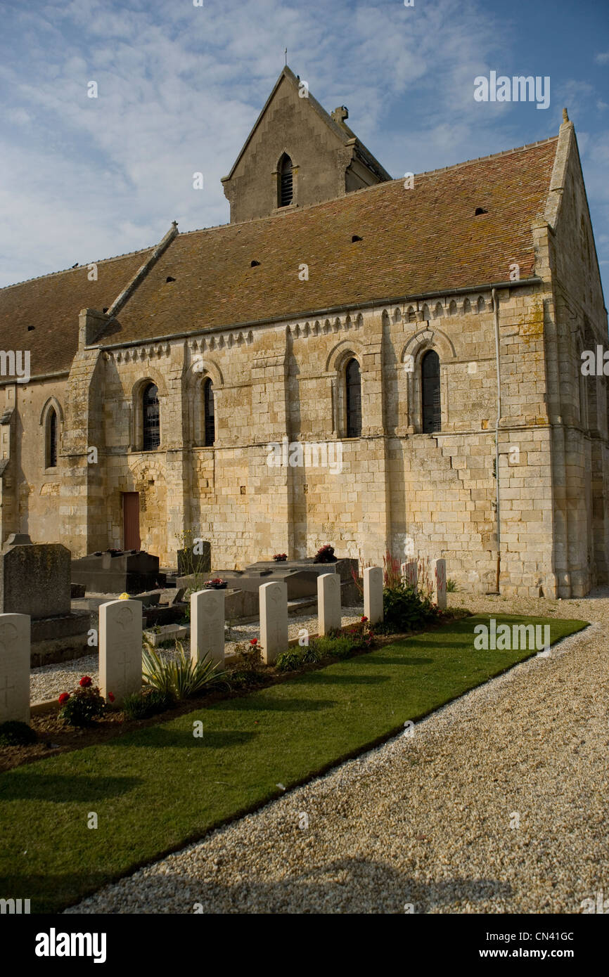 Gräber der britischen Fallschirmjäger am D-Day 6. Juni 1944 im Batterie-Kirche in Normandie Frankreich getöteten Stockfoto