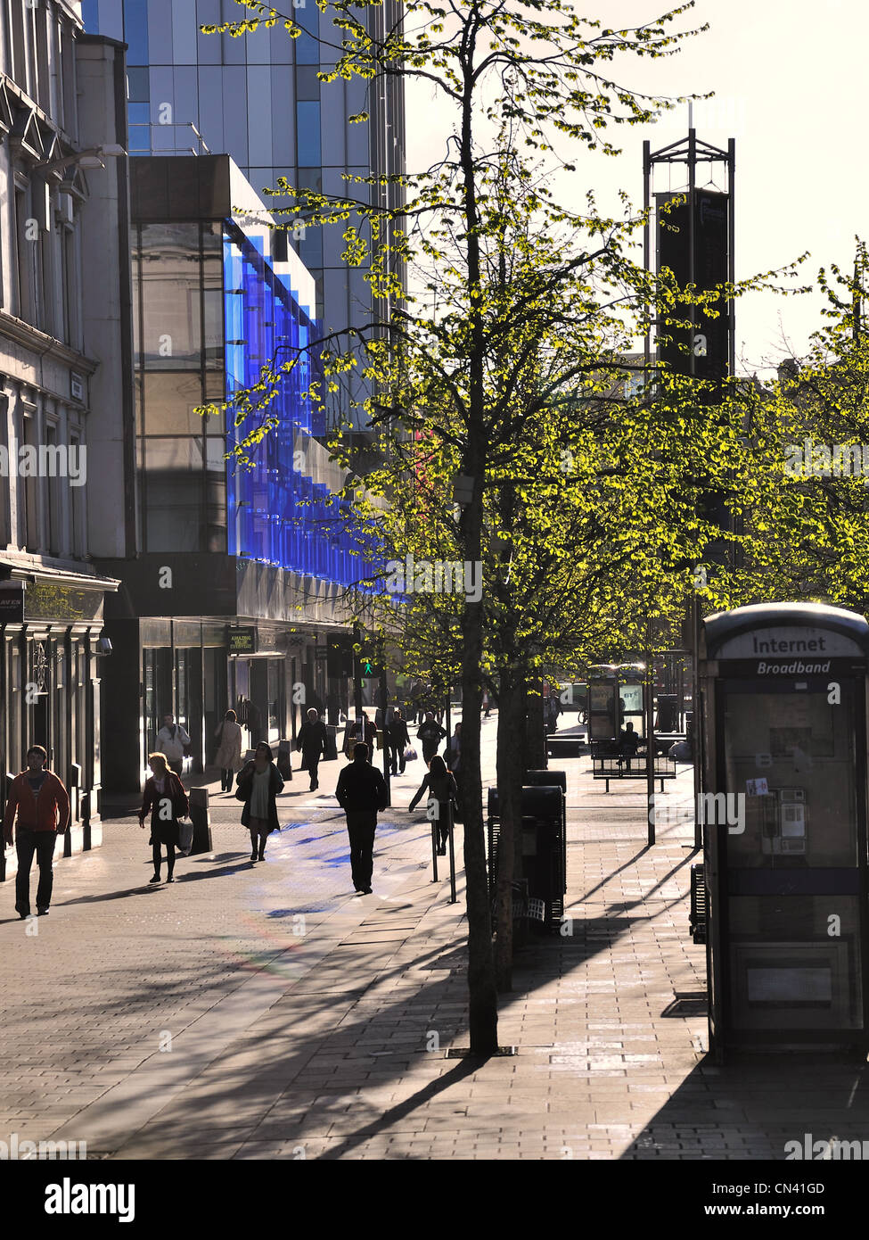 Lange Schatten an einem klaren sonnigen frühen Frühlingsmorgen im Stadtzentrum von Glasgow. Stockfoto