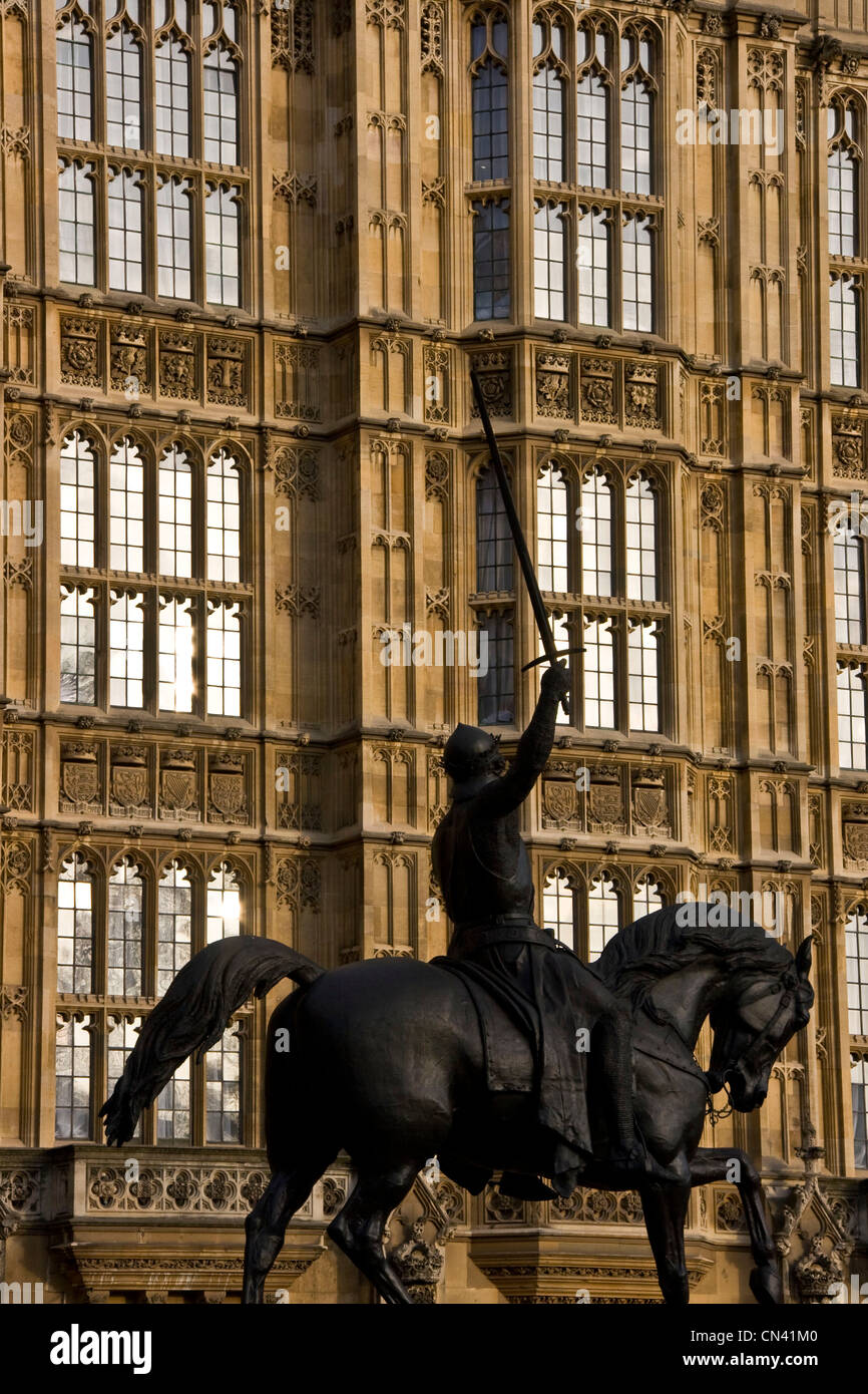 Bronzene Reiterstatue von Richard Löwenherz durch Baron Carlo Marochetti Häuser des Parlaments London England Europa Stockfoto