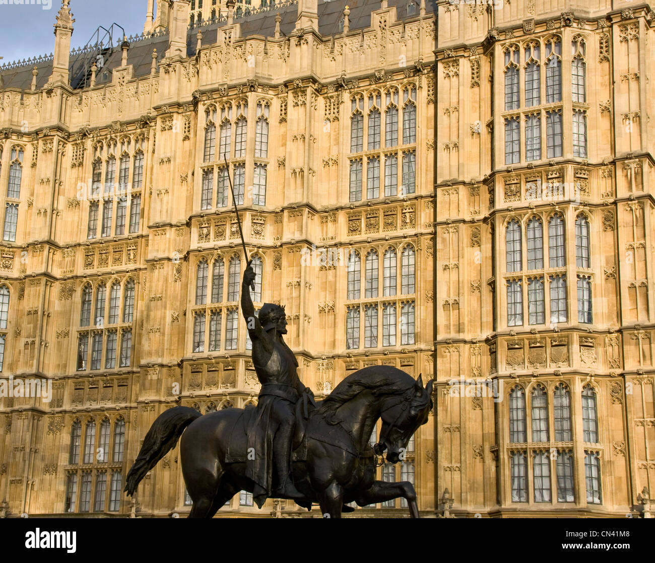 Bronzene Reiterstatue von Richard Löwenherz durch Baron Carlo Marochetti Häuser des Parlaments London England Europa Stockfoto