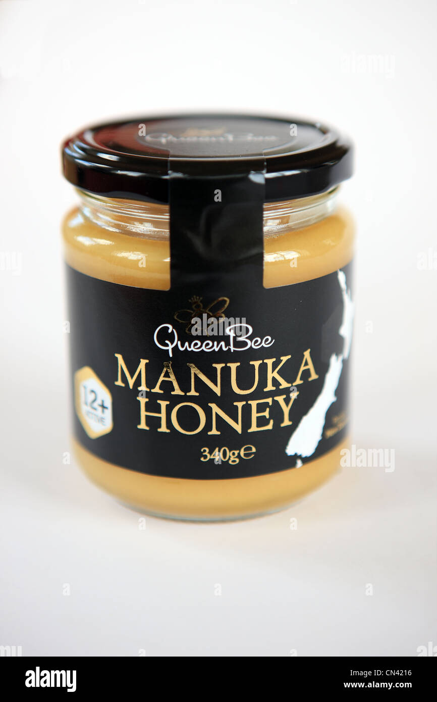 Manuka Honig Glas auf weißem Hintergrund Stockfoto