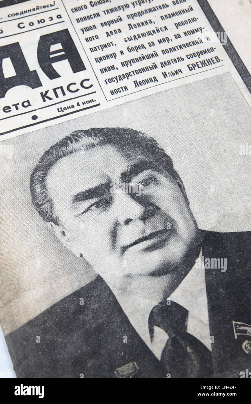 Porträt von Leonid Brezhnev in der Zeitung Prawda bis zu seinem Tod gewidmet Stockfoto