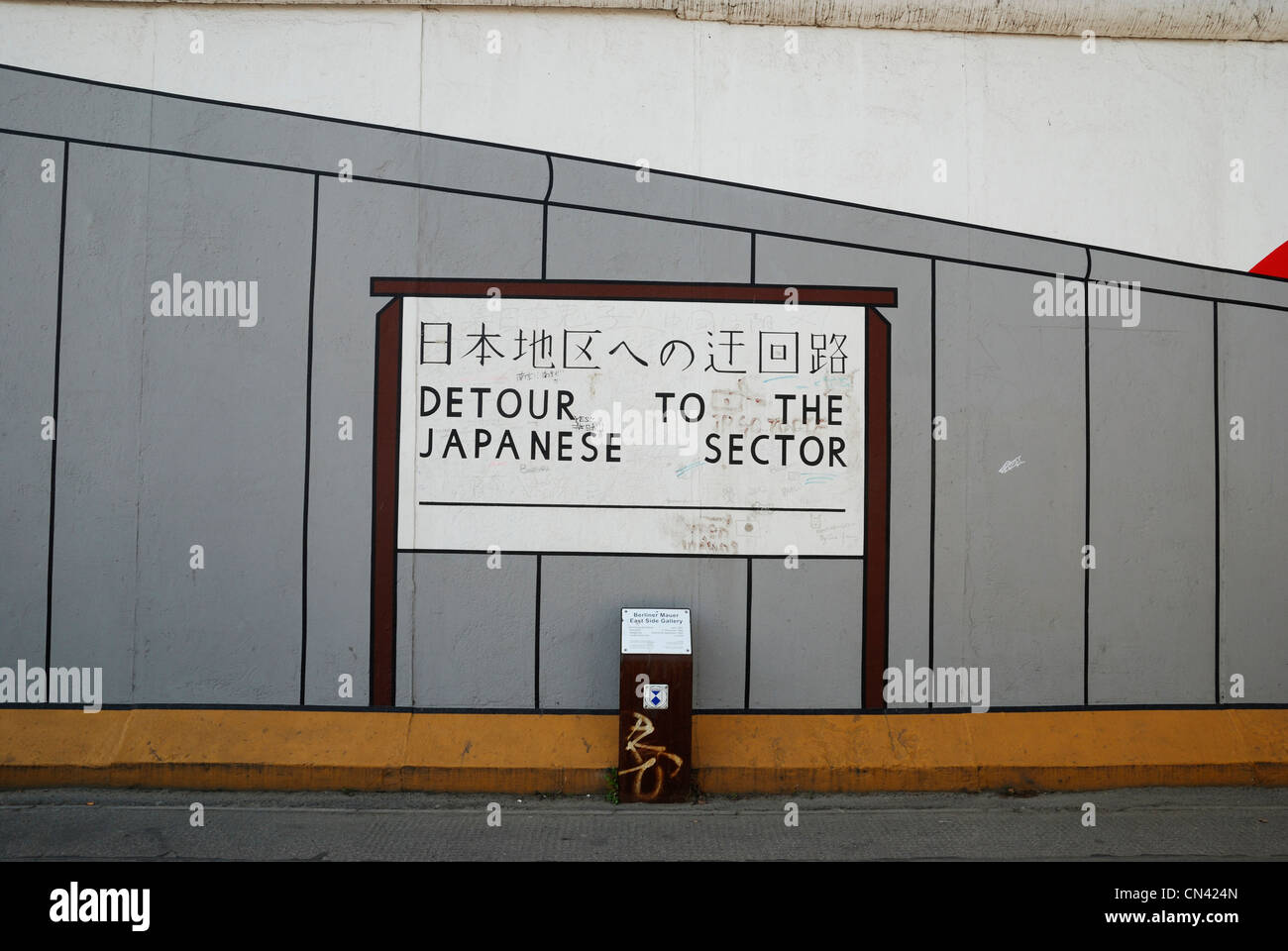 Ein Teil der Thomas Klingensteins "Umweg zu den japanischen Sektor" an der Berliner Mauer an der East Side Gallery, Berlin, Deutschland. Stockfoto