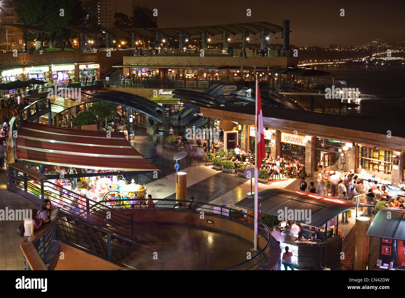 Einkaufszentrum Larcomar nachts gelegen auf der Küste von Miraflores, Lima, Peru Stockfoto