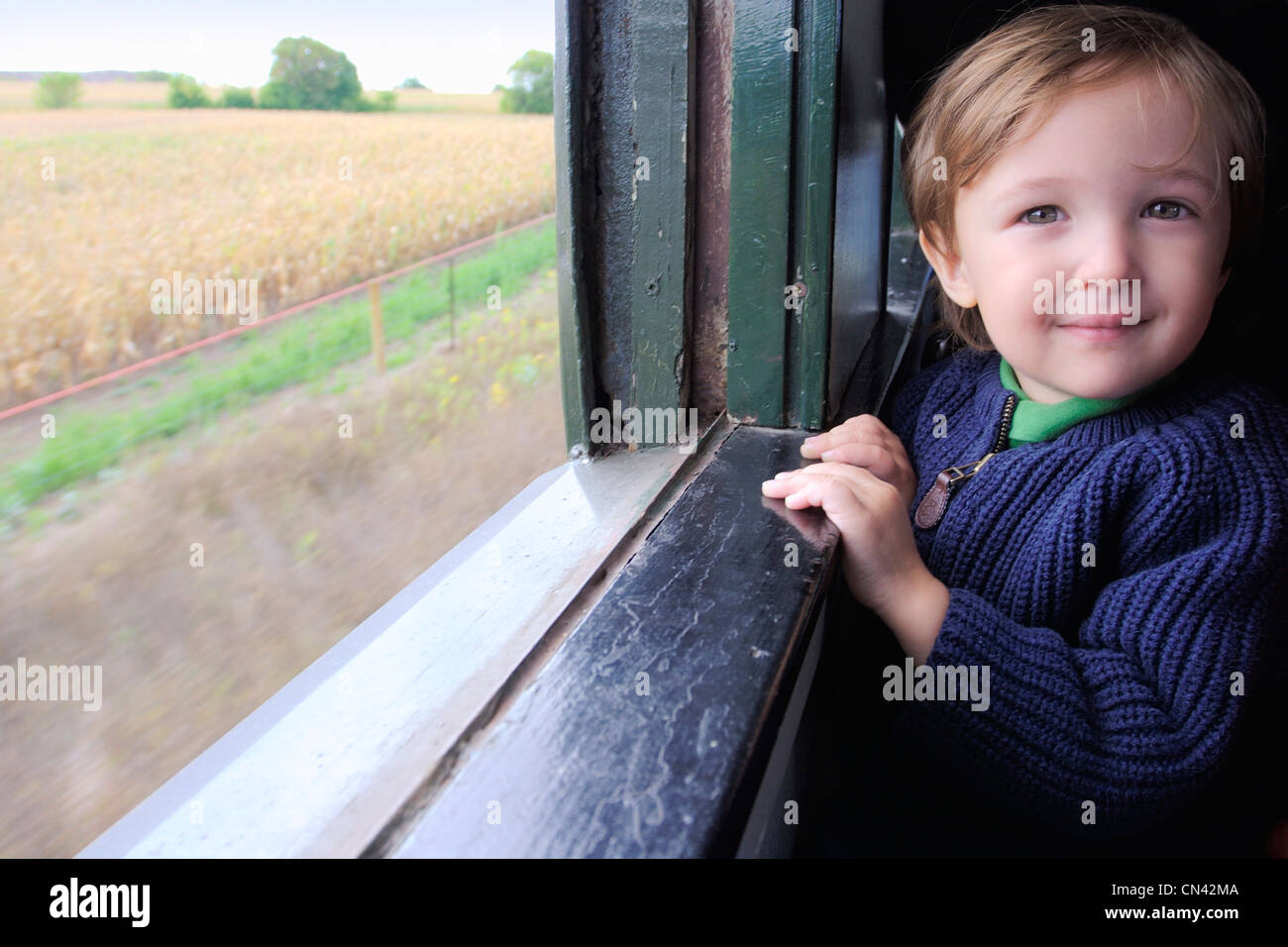Junge Junge stand am Fenster des alten Waggon zwischen Uxbridge und Goodwood, Ontario Stockfoto