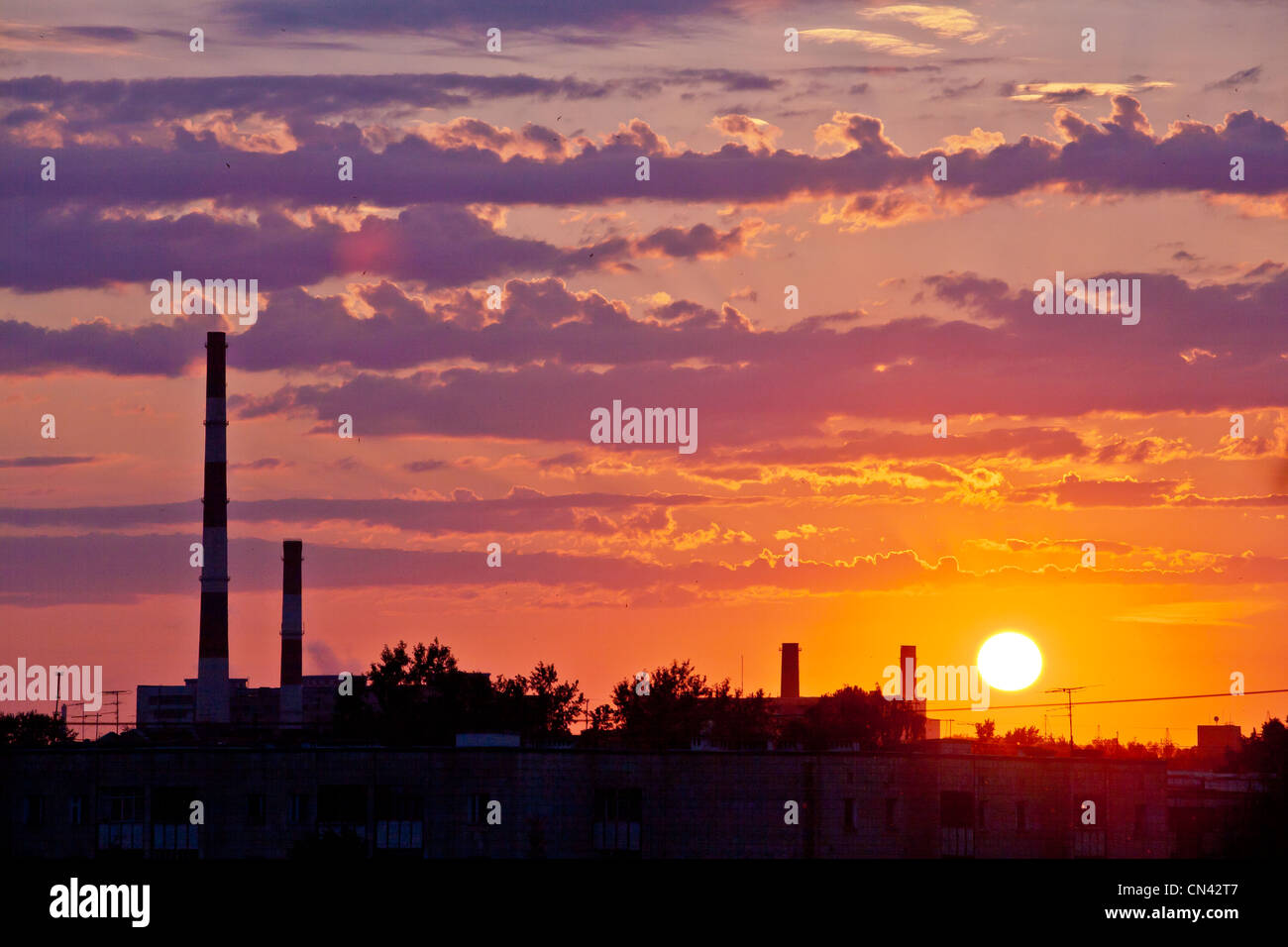 Die industrielle Landschaft bei Sonnenuntergang Stockfoto