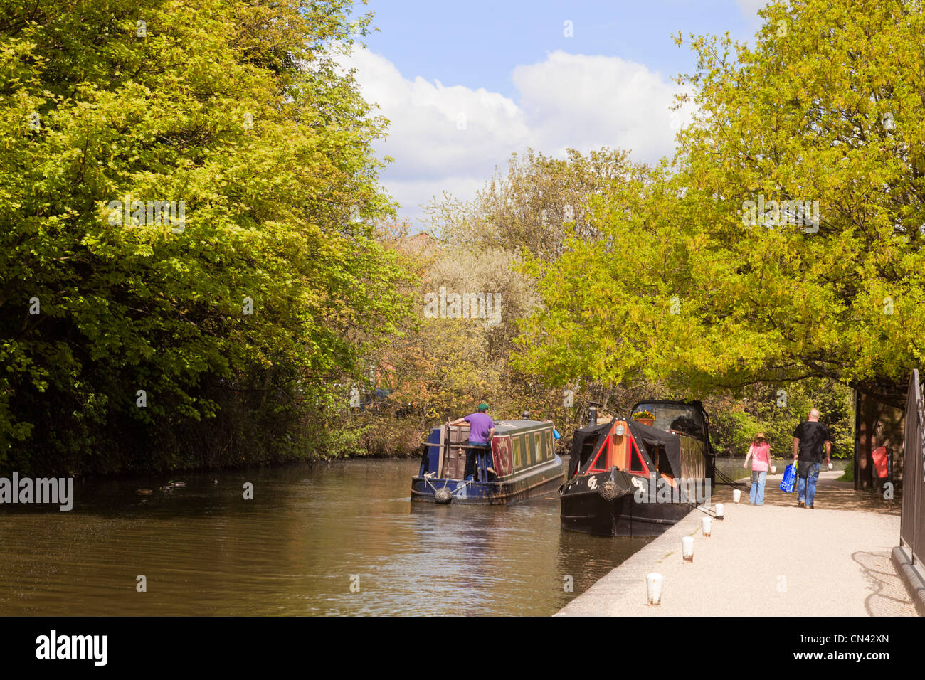Narrowboats auf den Fluss Severn bei Worcester, England, im Frühjahr. Stockfoto