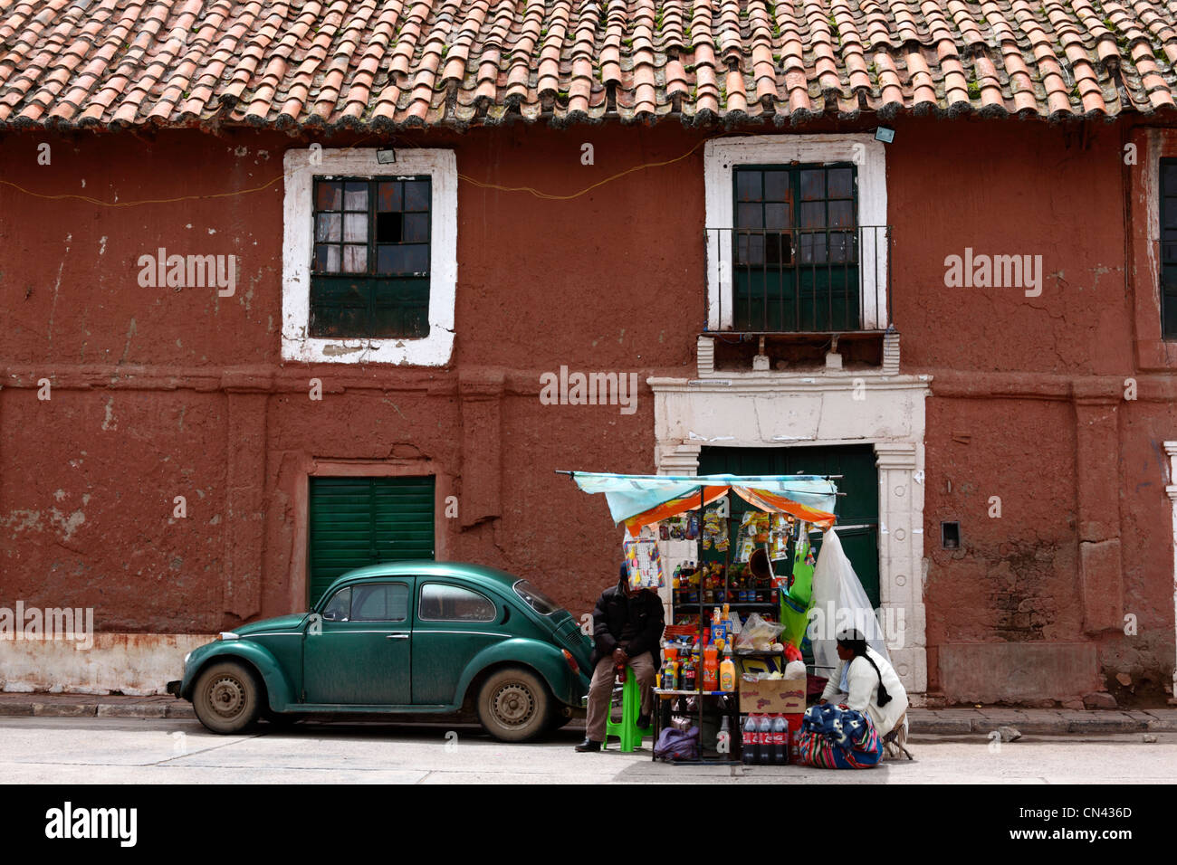 Grün-VW-Käfer und Straßenstand außerhalb Haus im Kolonialstil, Lampa, Puno, Peru Stockfoto