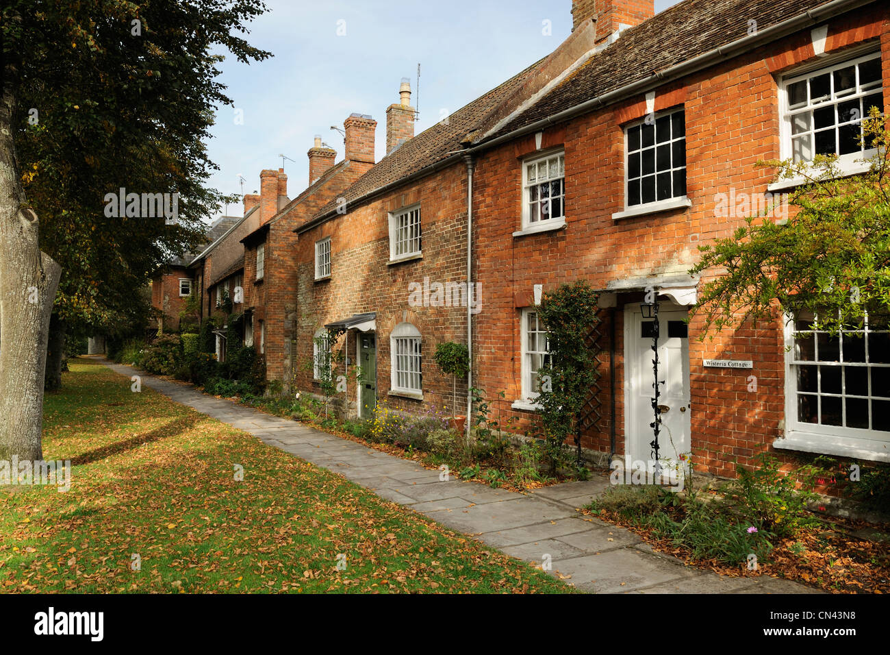 Eine ruhige Terrasse der Häuser im Dorf North Curry, Somerset, UK. Stockfoto