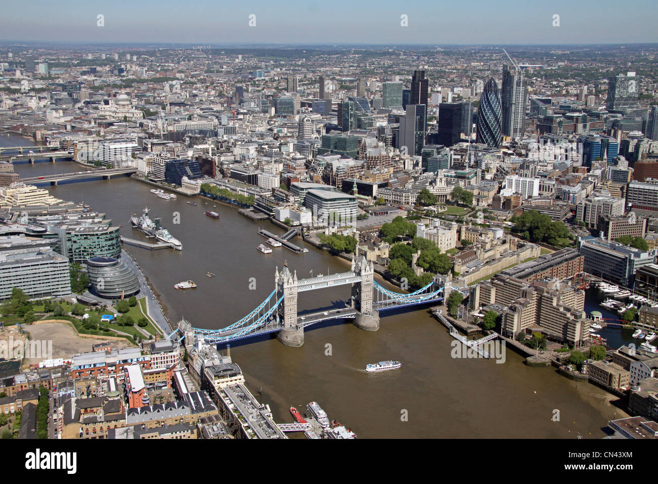 Luftbild von der City of London, Tower Bridge und The City, London Stockfoto