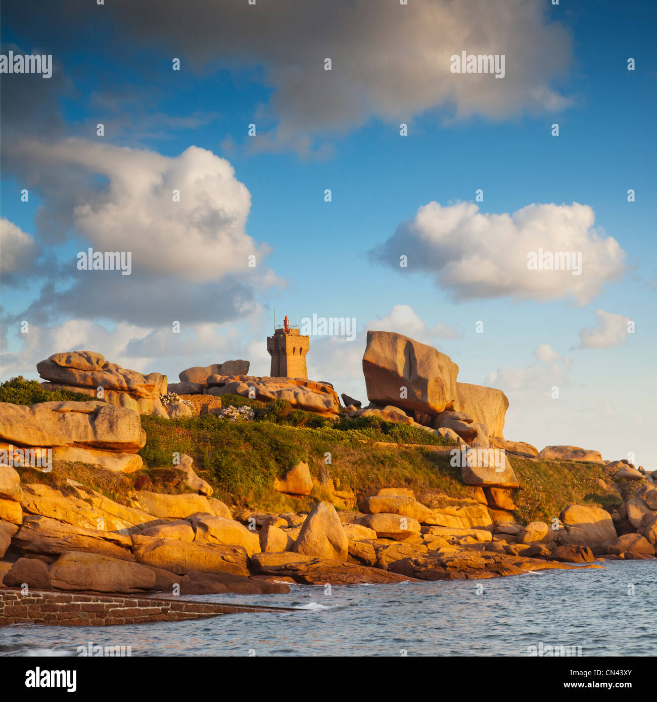 Ploumanach Leuchtturm, rosa Granit Küste, Bretagne, Frankreich. Stockfoto