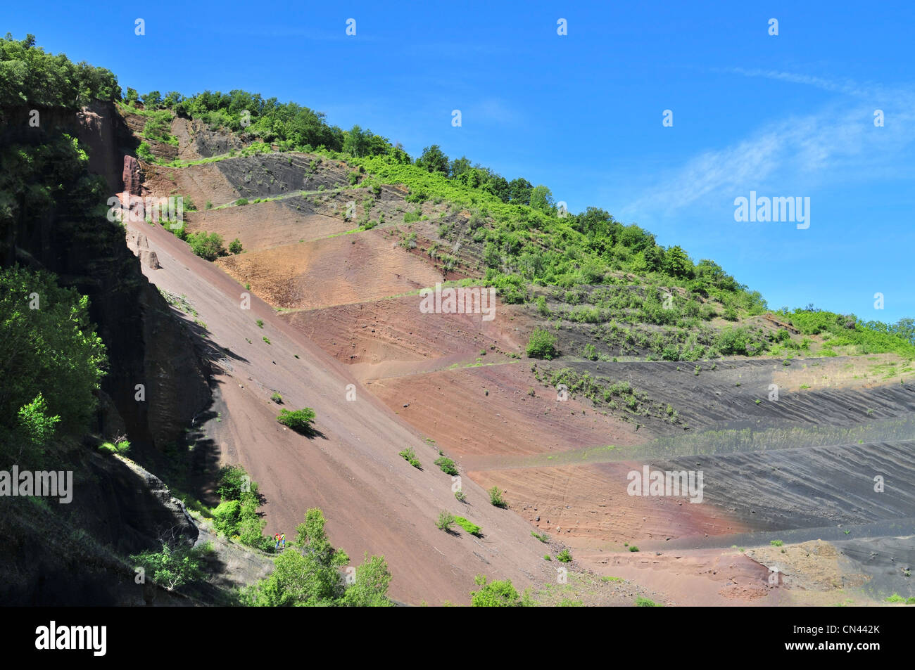 Die interne Struktur der Vulkankegel ausgesetzt durch Bergbau - Garrotxa, Katalonien, Spanien. Stockfoto