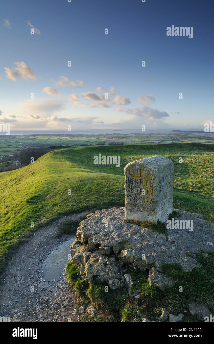 Das Jubiläum 1977 Leuchtfeuer auf Brent Knoll, Somerset, UK. Die Knoll wurde die Montage der Frösche an die Römer genannt. Stockfoto