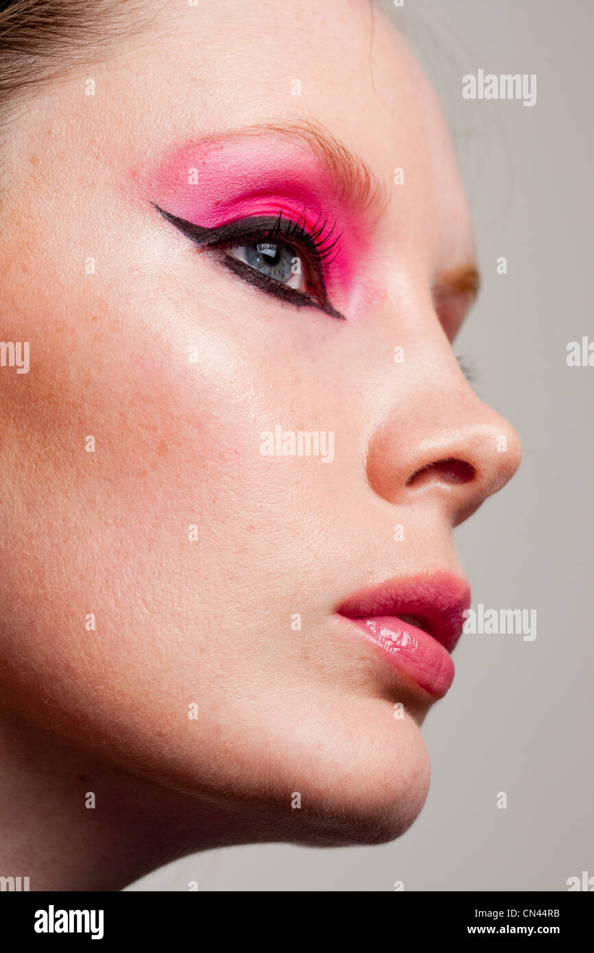 Profil von junge Frau mit starken rosa Lidschatten und Black Eye liner Stockfoto