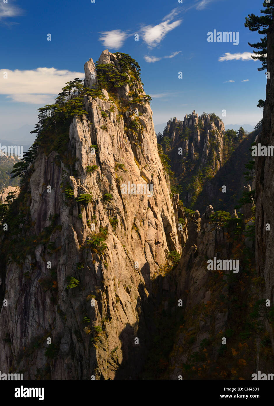 Zu Spitzenzeiten gelben Berg Huangshan China glauben beginnt Stockfoto