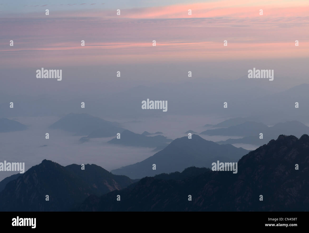 Rosa Glut bei Sonnenaufgang mit Nebel im Tal im Nordseegebiet Huangshan Yellow Mountain Peoples Republic Of China Stockfoto