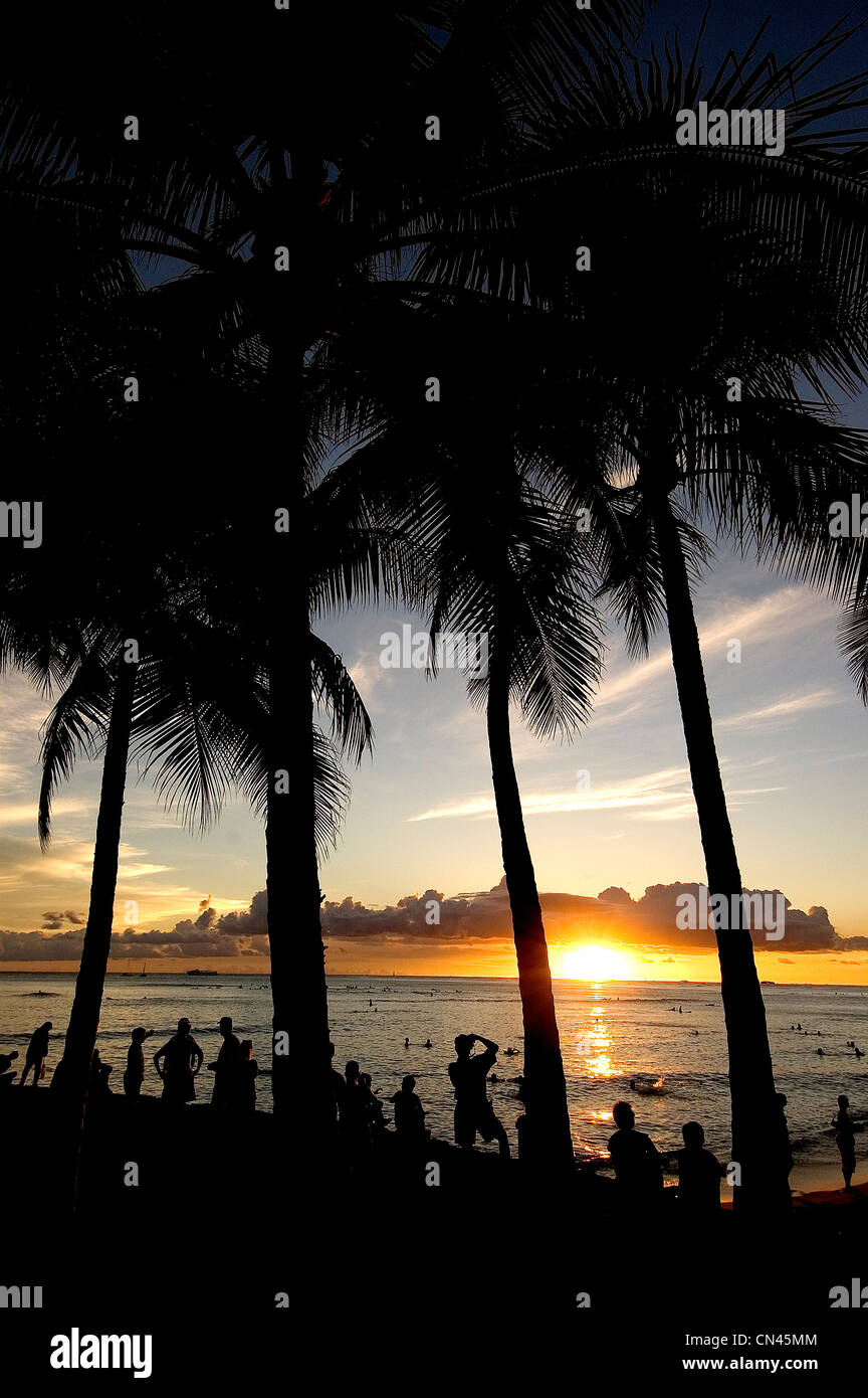 Elk284-1485v Hawaii, Oahu, Strand von Waikiki, Menschen den Sonnenuntergang genießen Stockfoto