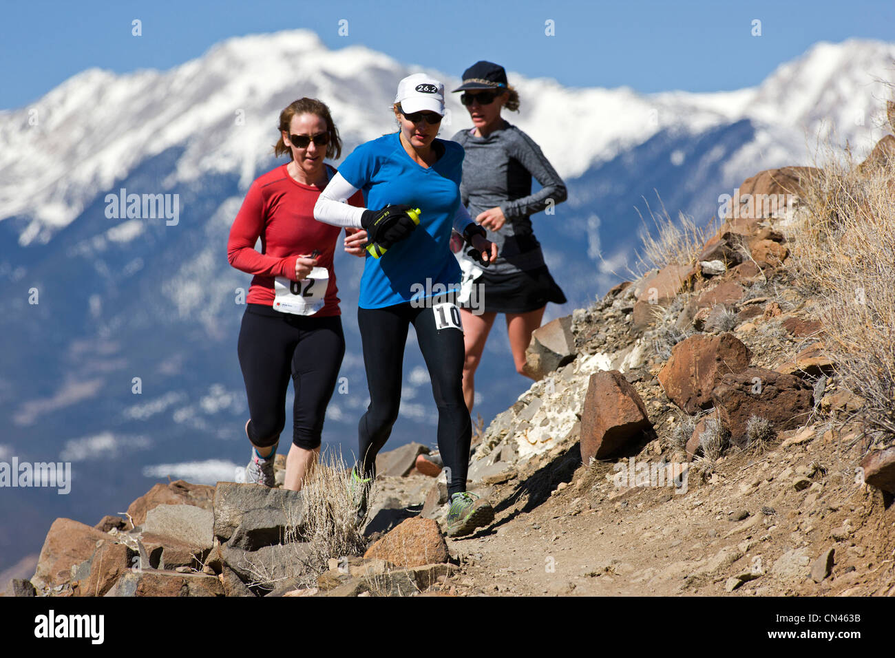 Drei weibliche Läufer konkurrieren im laufen durch Zeit Halbmarathon, Salida, Colorado, USA Stockfoto