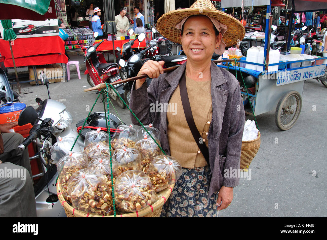 Frau mit Pol Bambuskörben an Thai-Myanmar Grenze Stadt Maesai, Maesai District, Provinz Chiang Rai, Thailand Stockfoto