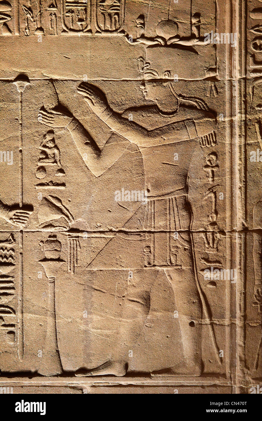 Ägypten - der Tempel der Isis in Philae Island, Basrelief des Osiris im inneren Tempels, UNESCO Stockfoto