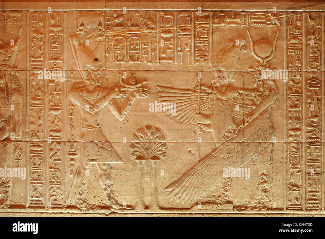 Ägypten - der Tempel der Isis in Philae Island, Relief der Göttin Isisand Osiris im inneren Tempels, UNESCO Stockfoto