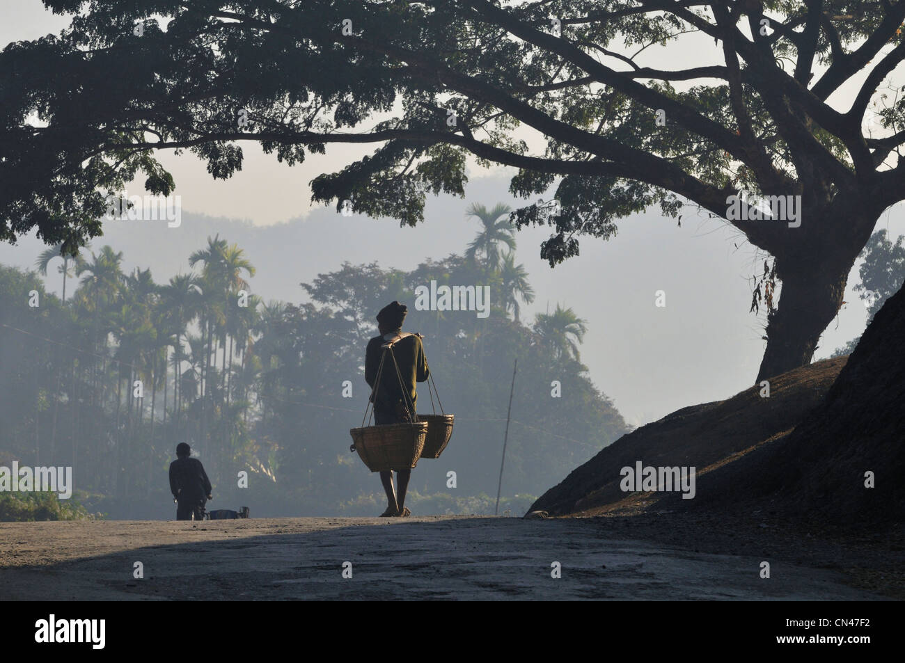 Myanmar (Burma), Rakhine State (Arakan), Mrauk U, Menschen im Morgennebel Stockfoto