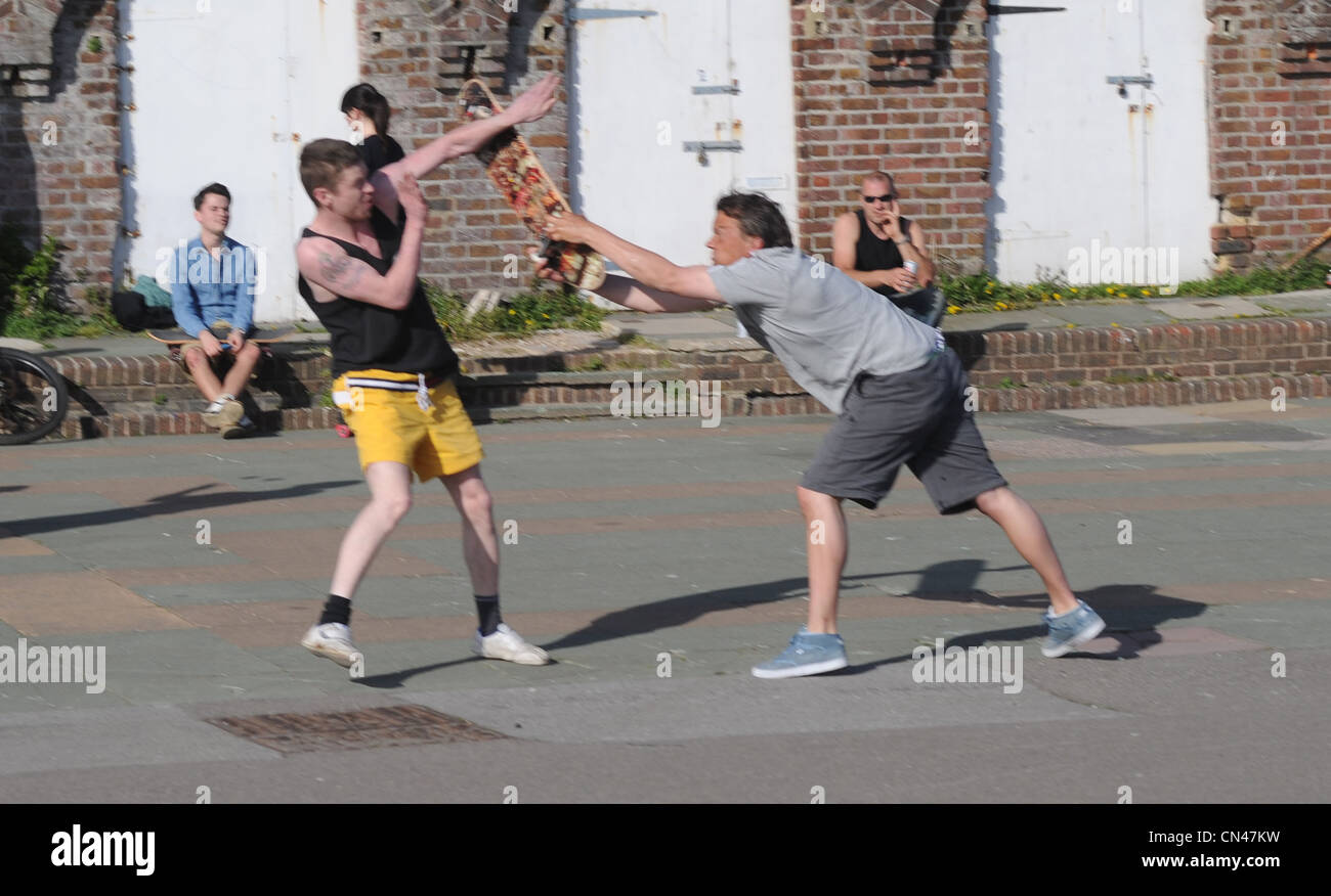 Skateboarder Handgemenge auf Brighton Seafront heute Nachmittag einen Angriff auf das andere mit seinem Brett nach einem Widerspruch Sussex UK Stockfoto