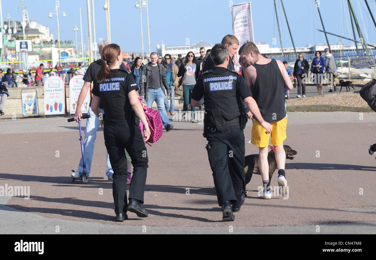 Polizei 2 jungen Männern zu sprechen, nachdem gab es eine Meinungsverschiedenheit zwischen Skateboarder auf Brighton Seafront UK Stockfoto