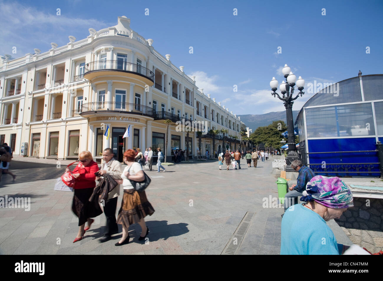 Ukraine, Krim, Leute auf der Straße direkt über dem Strand von Yalta Stockfoto