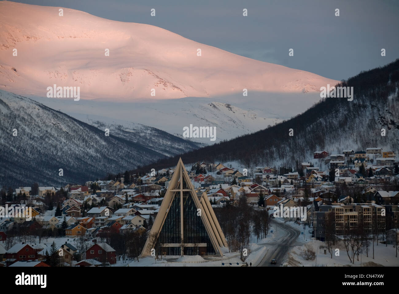 Norwegen, Troms Grafschaft Troms, Blick auf die Stadt im Winter mit Ishavskatedralen Artic Kathedrale von Architekt Jan Inge Hovig Stockfoto