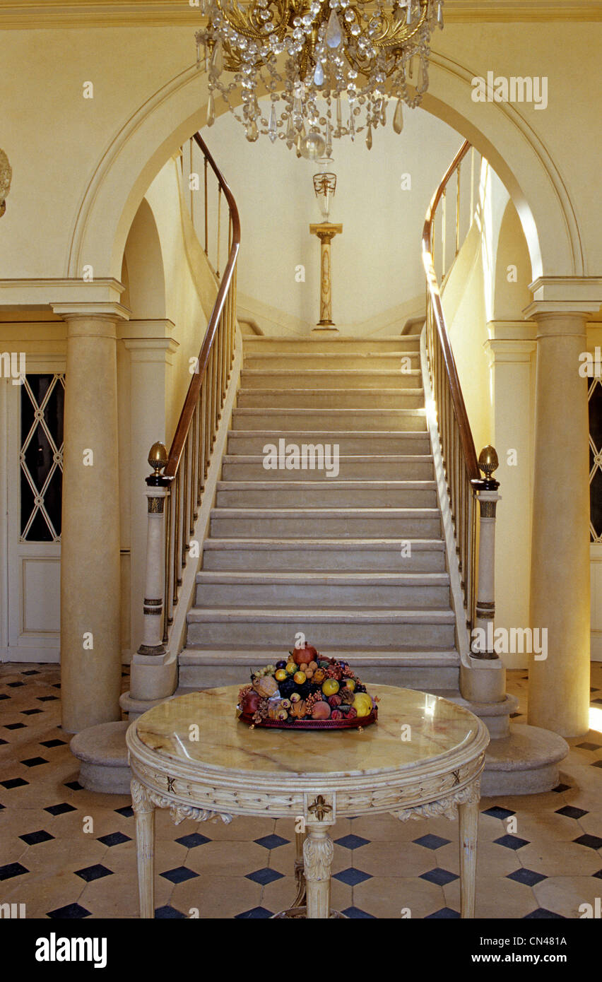 Frankreich, Gironde, Saint Julien Beychevelle, Château Branaire Ducru, Eingangshalle, zentrale Treppe, Directoire-Stil Stockfoto