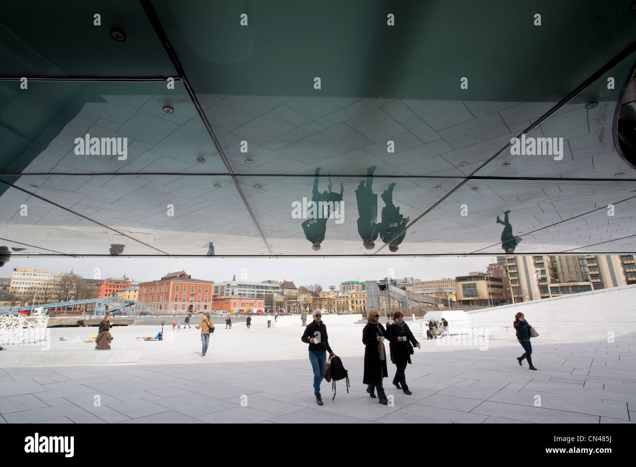 Norwegen, Oslo, am Eingang des neuen Opernhauses von Snøhetta Architekten Stockfoto