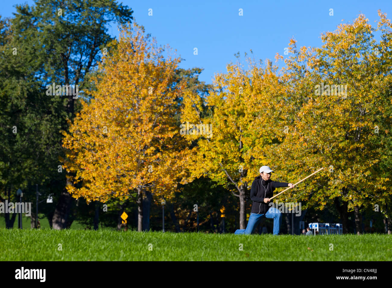 Kanada, Provinz Quebec, Montreal, Parc Jeanne Mance, Training des Tai Chi Chuan, Kampfsport, einen bunten Herbst-Hintergrund Stockfoto