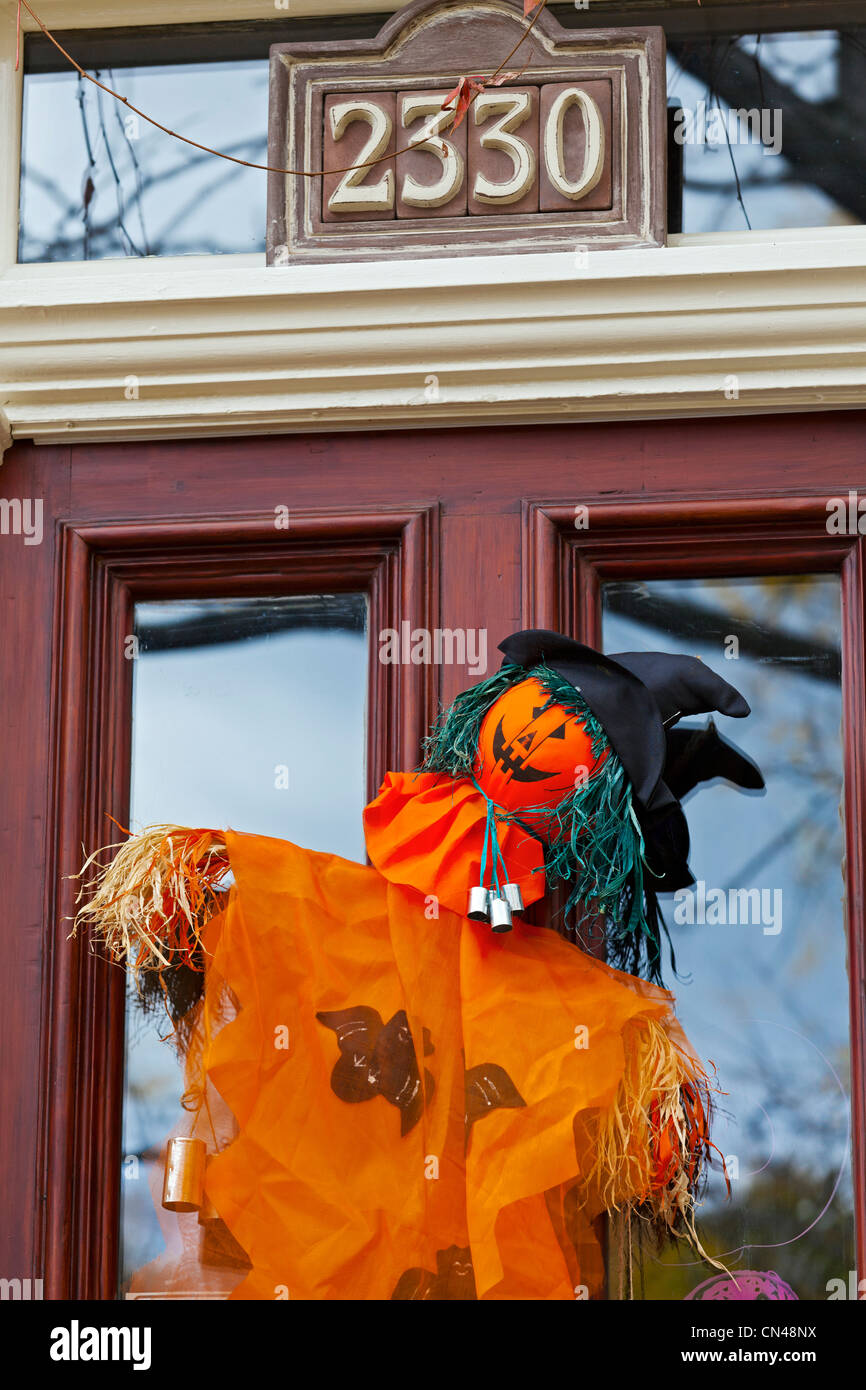 Provinz Quebec, Montreal, Kanada, La Petite Bourgogne District, Tür mit Halloweendekoration Stockfoto