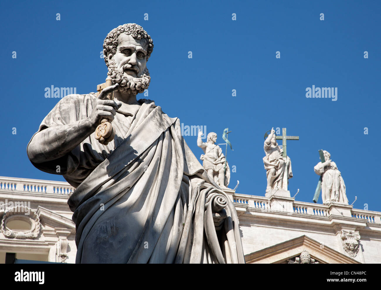 Rom - Petersstatue vor der Petersbasilika von Giuseppe de Fabris, 1840 Stockfoto