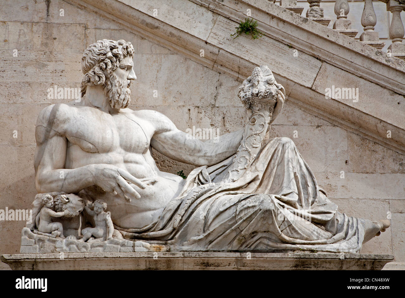 Rom - Statue des Tiber für Palazzo Senatorio Stockfoto
