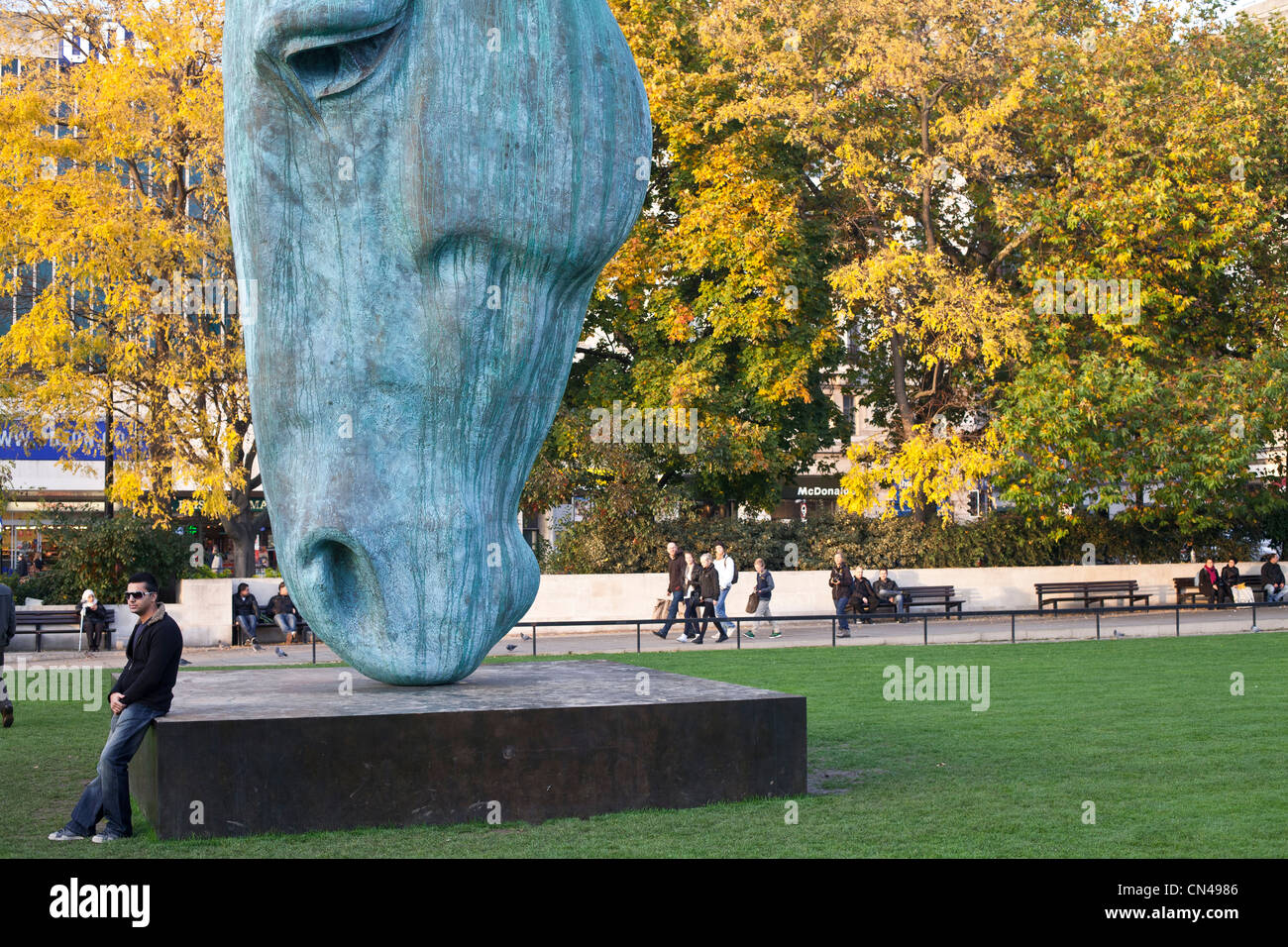 Vereinigtes Königreich, London, Marble Arch, Bronze Skulptur Pferd im Wasser von Nic Fiddian Green Stockfoto