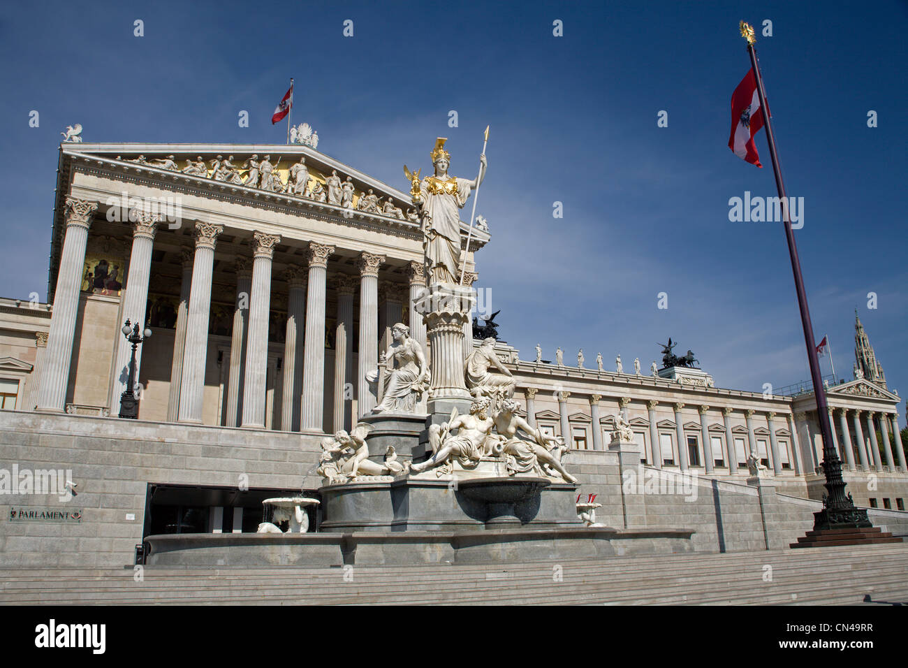 Wien - Pallas Athene-Brunnen und das Parlament Stockfoto