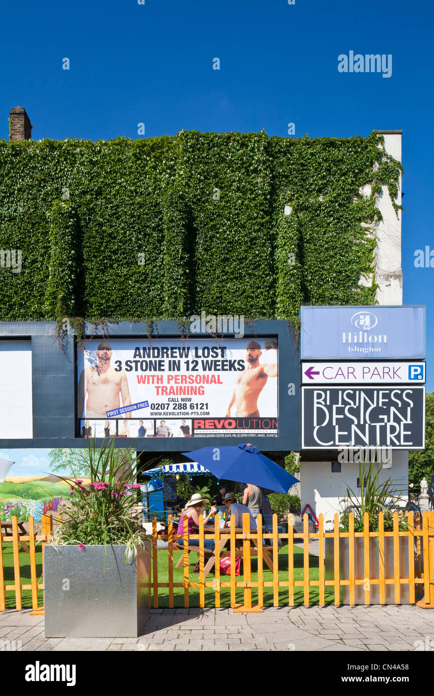 Vereinigtes Königreich, London, Upper Street, Islington, Business Design Centre Eingang mit Imbiss-stand Stockfoto