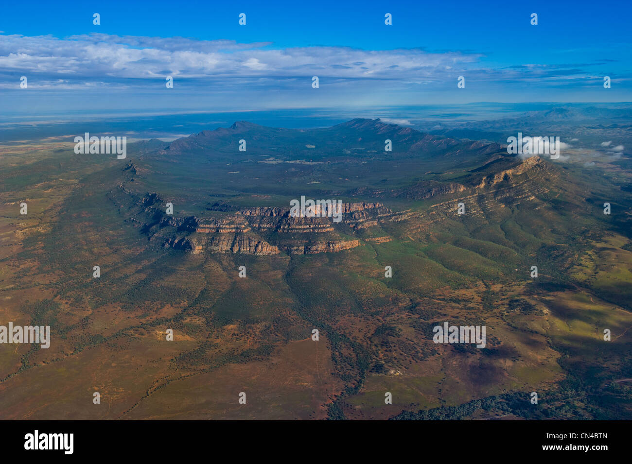 Australien, South Australia, Flinders Ranges National Park, Wilpena Pound, geologische Neugierde (Luftbild) Stockfoto